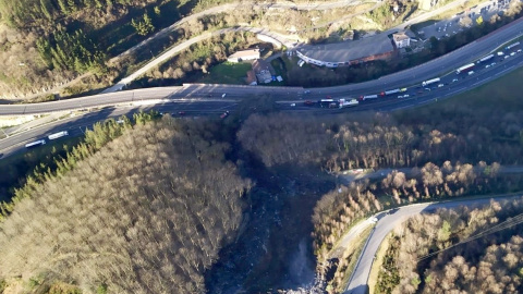 Imagen aérea de la autopista AP8 (Bilbao-Sebastián), cortada tras el desprendimiento de una ladera. EFE/Osakidetza