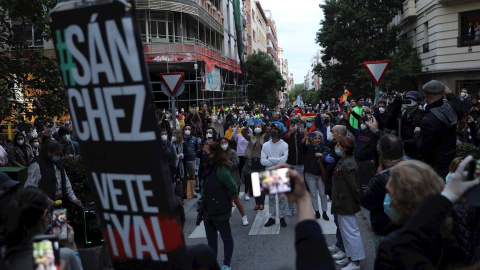 13/05/2020.- Vecinos del madrileño barrio de Salamanca participan en una protesta contra el Gobierno por su gestión en la crisis del coronavirus, este miércoles en Madrid. / EFE - RODRIGO JIMÉNEZ