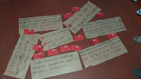 Carteles contra la discriminación hechos en el CETI de Ceuta. / PÚBLICO