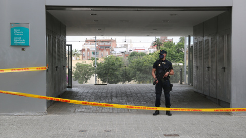 Un agent de la Policia Nacional durant l'operació al Consell Esportiu de l'Hospitalet. ACN / ÀLEX RECOLONS