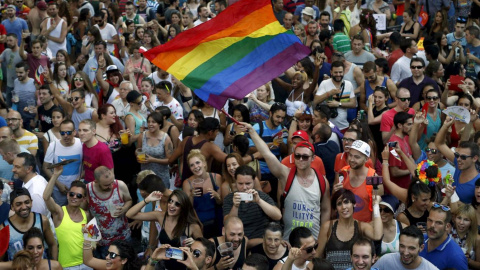 Cientos de personas durante la celebración del orgullo gay en Madrid.- REUTERS/Archivo