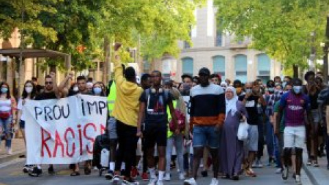 Centenars de persones protesten a Manresa contra l'agressió racista dels Mossos al Bages