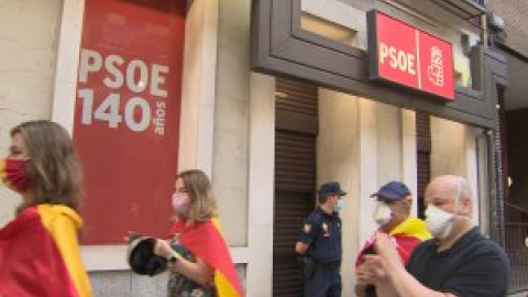 Cacerolada en Ferraz frente a la sede central del PSOE