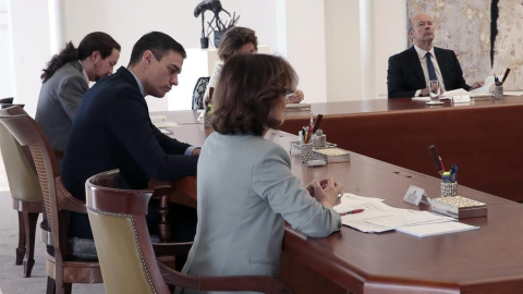 Fotografía facilitada por la Moncloa que muestra al presidente del Gobierno, Pedro Sánchez (c), que preside la reunión de Consejo de Ministros, junto al vicepresidente Pablo Iglesias (i) y la vicepresidenta, Carmen Calvo (d), en el Palacio de la Monclo