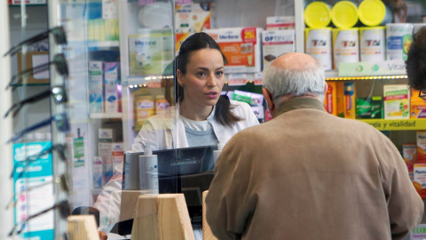 Vista de una farmacia en Vigo, hoy domingo. Las 22.071 farmacias que hay en España afrontan una doble amenaza en tiempos de cuarentena: la sanitaria y la de haberse convertido, sin pretenderlo, en objeto de deseo de los atracadores.EFE / Salvador Sas