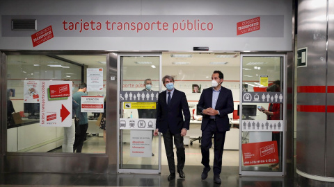 El vicepresidente de la Comunidad de Madrid, Ignacio Aguado,  junto al consejero de Transportes, Ángel Garrido. - EFE