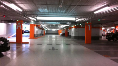 Interior de un aparcamiento de Empark, en la Plaza de CataluÑa de San Sebastian.