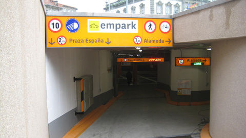 Entrada de un aparcamiento de Empark en la Plaza de España de Pontevedra.