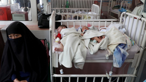 Niños recién nacidos que perdieron a sus madres durante el ataque del 12 de mayo en el hospital hospital de MSF en Kunduz. REUTERS / Omar Sobhani / Archivo