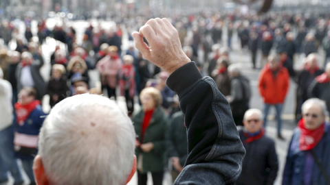 Jubilados y pensionistas durante la última concentración realizada en Bilbao para reivindicar unas pensiones públicas dignas. EFE/LUIS TEJIDO