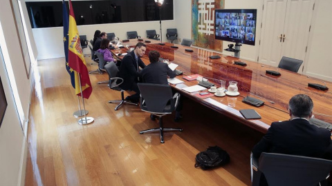 Pedro Sánchez conversa con el ministro de Sanidad, Salvador Illa durante la videoconferencia de presidentes autonómicos. EFE/Moncloa/Jose María Cuadrado Jiménez Pool