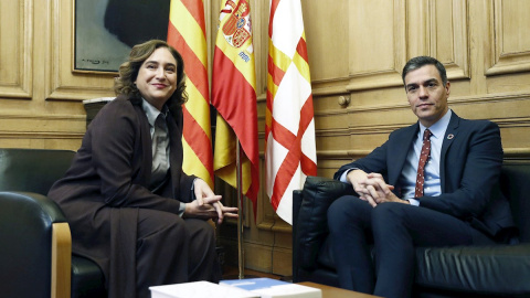 La alcaldesa de Barcelona, Ada Colau, recibe este viernes en la sede del Ayuntamiento al presidente del Gobierno, Pedro Sánchez, dentro de la visita institucional de dos días a Cataluña. EFE/ Toni Albir