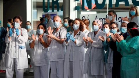 Personal sanitario de las urgencias del Hospital Universitario Lucus Augusti (HULA), en Lugo, devuelve el aplauso a los ciudadanos. EFE/Eliseo Trigo/Archivo