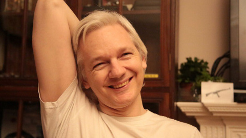 El fundador de Wikileaks, Julian Assange, en una imagen que ha colgado este viernes en su cuenta de Twitter.