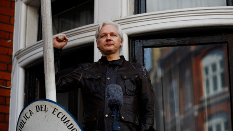 Assange, con el puño en alto en el balcón de la Embajada de Ecuador en Londres. REUTERS/Peter Nicholls