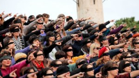 Más de 200 feministas adaptan al valenciano la coreografía contra el patriarcado 'Un violador en tu camino'