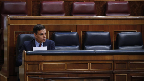 El presidente del Gobierno, Pedro Sánchez, en su escaño durante el pleno del Congreso en el que se debate de la quinta prórroga del estado de alarma. E.P./Pool