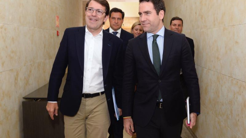 El candidato a la presidencia del PP, Alfonso Fernández Mañueco (i), a su llegada con el secretario general del PP, Teodoro García Egea (d), a la primera reunión formal sobre la gobernabilidad de Castilla y León tras las elecciones del pasado 26 de m