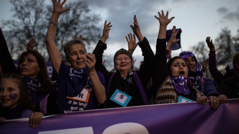 Varias mujeres, en la cabecera de la manifestación del 8M en Madrid.-JAIRO VARGAS