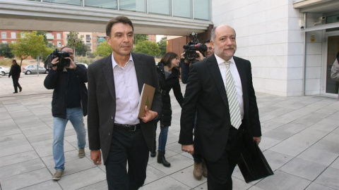 El número dos de la empresa pública Infraestructures.cat, Josep Antoni Rosell, junto a uno de sus abogados. EFE