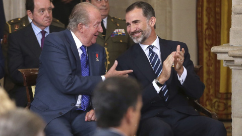 El rey Felipe VI conversa con Juan Carlos. - EFE