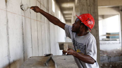 Un trabajador extranjero durante su jornada laboral en la construcción.- EFE