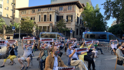 Protesta convocada per Òmnium davant la seu de Delegació del Govern contra la decisió del TC. Públic.