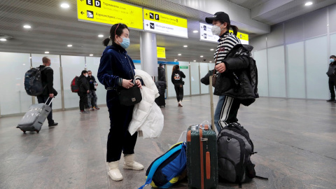 Imagen de unos turistas en un aeropuerto. EFE/EPA/Sergei Chirikov