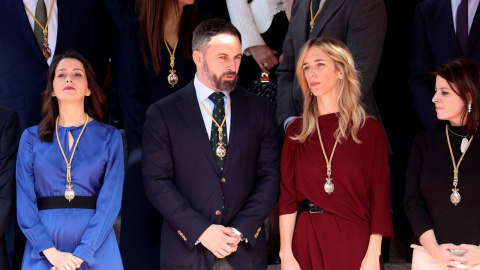 Los diputados Inés Arrimadas (i), Santiago Abascal (c) y Cayetana Álvarez de Toledo (d) tras la apertura solemne de la XIV legislatura. EFE