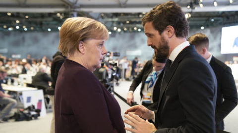 El líder del PP, Pablo Casado, en el Congreso de la CDU junto a la Canciller Angela Merkel a finales de noviembre de 2019.