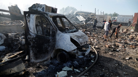 Varias personas recogen escombros en un ataque aéreo sobre el mercado de Kramatorsk, en Ucrania.- Ammar Awad / Reuters