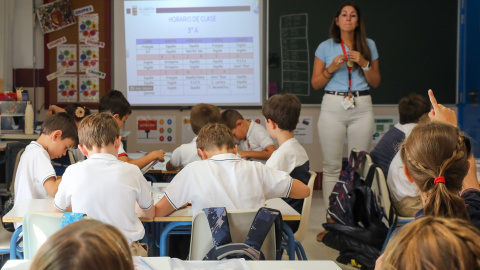 Una profesora da clase el día del inicio del curso en el colegio de la Alameda de Osuna, a 5 de septiembre de 2022, en Madrid (España). -Marta Fernández / Europa Press