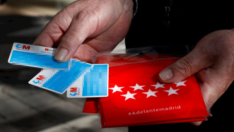 11/05/2020.- Una persona recoge algunas mascarillas en una farmacia de Madrid. Los residentes de la comunidad de Madrid pueden recoger a partir de este lunes la primera de las dos mascarillas FFP2 que la Comunidad tiene previsto entregar a cada ciudadano