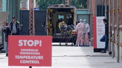 Contagiados por coronavirus ingresan en un hospital en Turín. / ALESSANDRO DI MARCO (EFE)