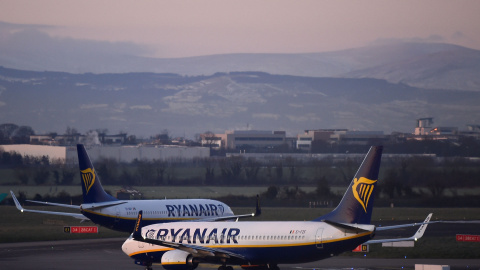 Un avión de Ryanair a punto de despegar.- REUTERS