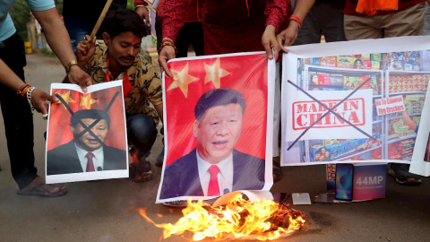 Manifestantes gritan consignas y queman retratos del presidente chino, Xi Jinping, en Bhopal (India),  tras conocerse la muerte de los soldados indios. - EFE