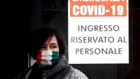 02/04/2020.- Una mujer lleva una mascarilla en un hospital de Nápoles, Italia. EFE/Ciro Fusco