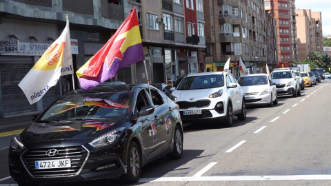 La Intersindical de Aragón se ha manifestado con una caravana de unos 30 coches para celebrar el Primero de Mayo en defensa de los derechos de los trabajadores. EFE/Javier Cebollada