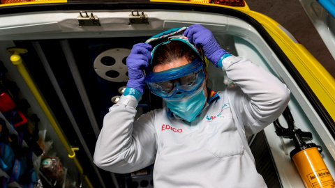 Miembros del equipo sanitarios del Suma realizan el proceso de colocación y retiro de un Epi completo durante su guardia de 24 horas en el Centro de Salud Las Aguilas en Madrid. EFE/Rodrigo Jiménez