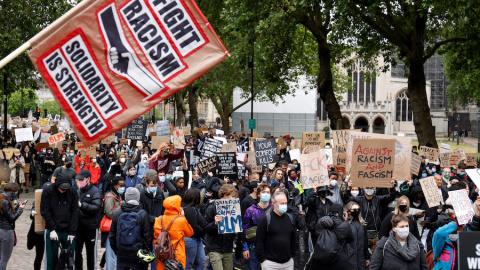 Cientos de manifestantes británicos protestan en Londres contra la brutalidad policial que acabó con la vida de George Floyd. | Reuters. John Sibley