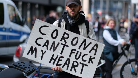 Manifestante en Berlín contra las imposiciones por el coronavirus. REUTERS/Christian Mang