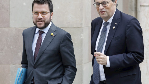 El presidente de la Generalitat, Quim Torra (d), y el vicepresidente y conseller de Economía, Pere Aragonès (i), se dirigen a participar en la reunión semanal del Ejecutivo catalán, este martes, en el Palau de la Generalitat en Barcelona. EFE/ Andreu 