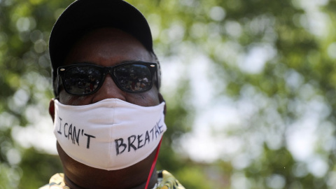 Un hombre, durante las protestas en Nueva York tras la muerte de George Floyd. REUTERS.