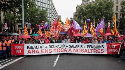 Capçalera de la manifestació convocada pels sindicats majoritaris a Barcelona pel primer de maig / EFE Marta Pérez