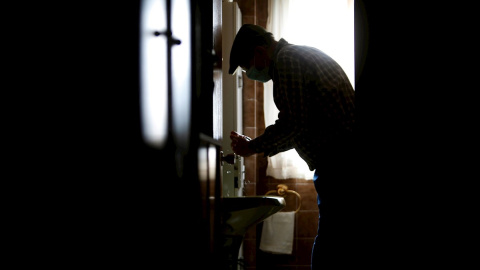 14/03/2020.- Un hombre se prepara una infusión en el concello coruñés de Pontedeume, con la mascarilla puesta por recomendación de su médico de cabecera. / EFE - CABALAR