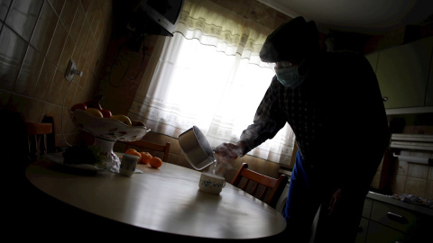 14/03/2020.- Un hombre se prepara una infusión en el concello coruñés de Pontedeume, con la mascarilla puesta por recomendación de su médico de cabecera. / EFE - CABALAR