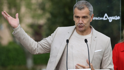  Fotografía de archivo del 20/04/2021 del actor y exdiputado de Ciudadanos en el Congreso Toni Cantó durante su visita al club de fútbol “Club Deportivo de Galapagar”.- EFE