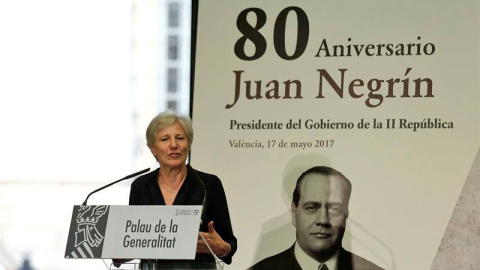 La nieta de Juan Negrín, Carmen, durante el acto en recuerdo de su abuelo celebrado en Valencia. | MANUEL BRUQUE (EFE)