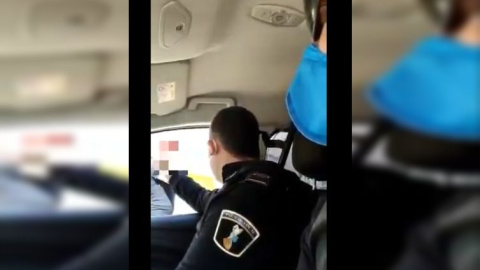 Un extracto del vídeo en el que aparecen los policías  atacando a una mujer transexual.