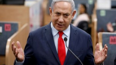 Netanyahu quiebra la coalición opositora y se reinventa en un Gobierno de "emergencia"